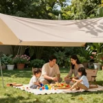 Freistehende Terrassenüberdachung in einem Garten mit Familie, die ein Picknick genießt.